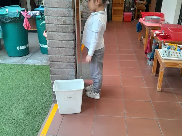 Niña cepillando su cabello frente al espejo