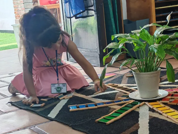 Niños trabajando juntos en armonia