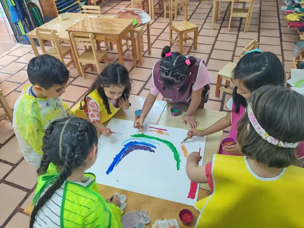 Niños trabajando juntos en armonia