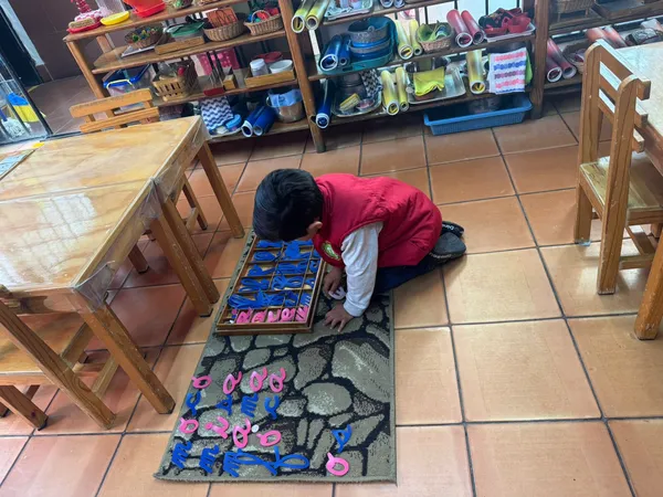 Niño trabajando con alfabeto en cursiva
