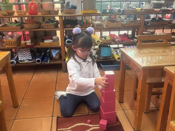 Niña trabajando con los cubos rosas