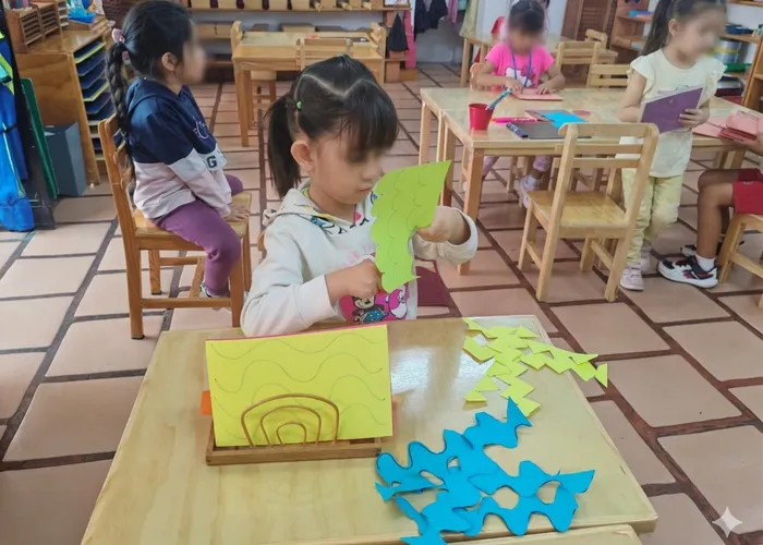 Estantes bajos de madera con materiales Montessori al alcance de los niños